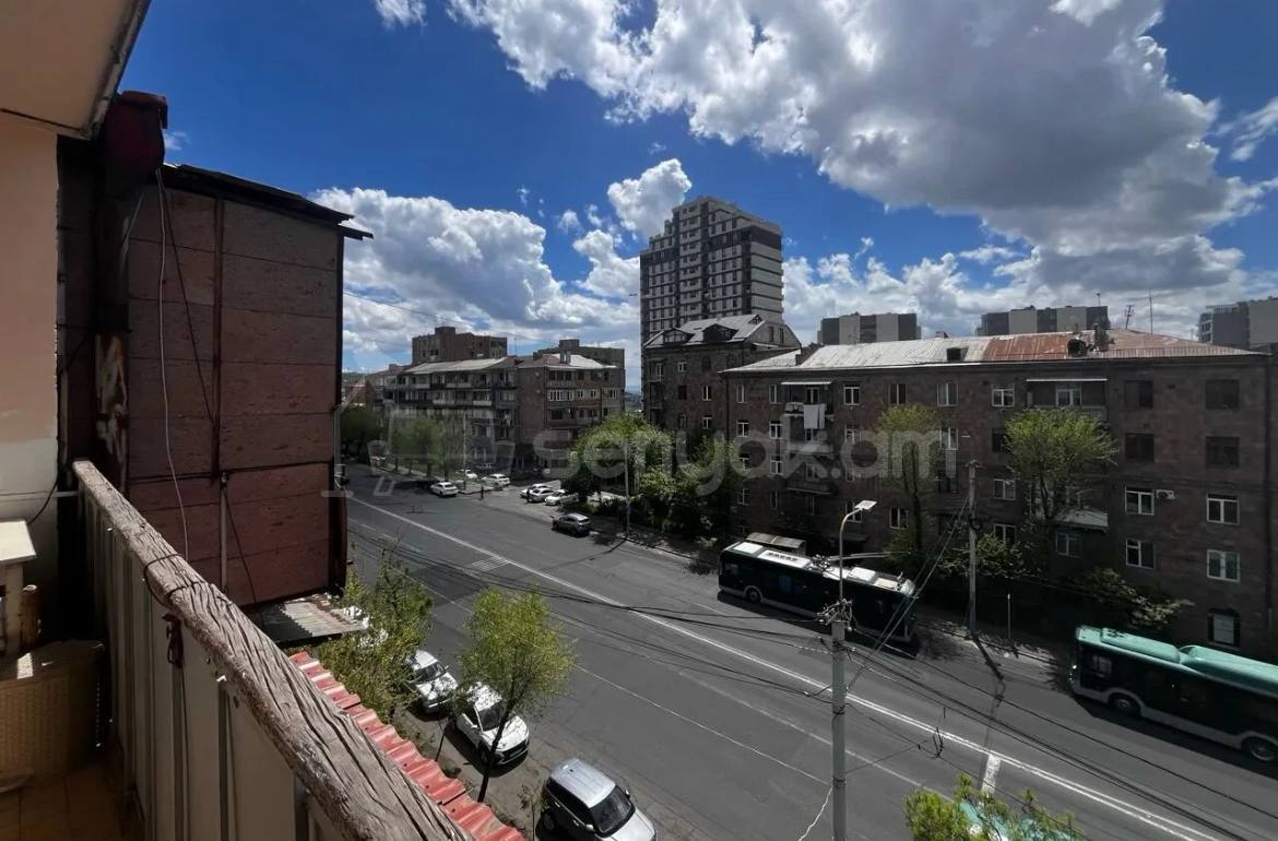 3 Սենյականոց Բնակարան Քարե Շենքում, 95քմ, 5/5 հարկ, Կապիտալ Վերանորոգված, Կահավորված