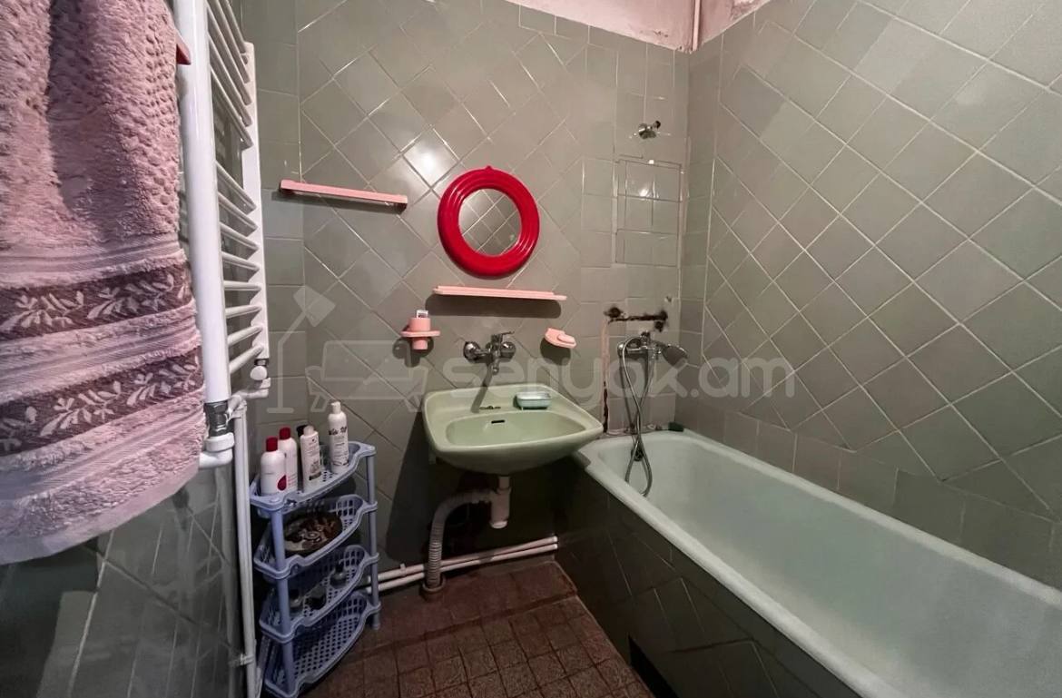 3 Սենյականոց Բնակարան Քարե Շենքում, 95քմ, 5/5 հարկ, Կապիտալ Վերանորոգված, Կահավորված