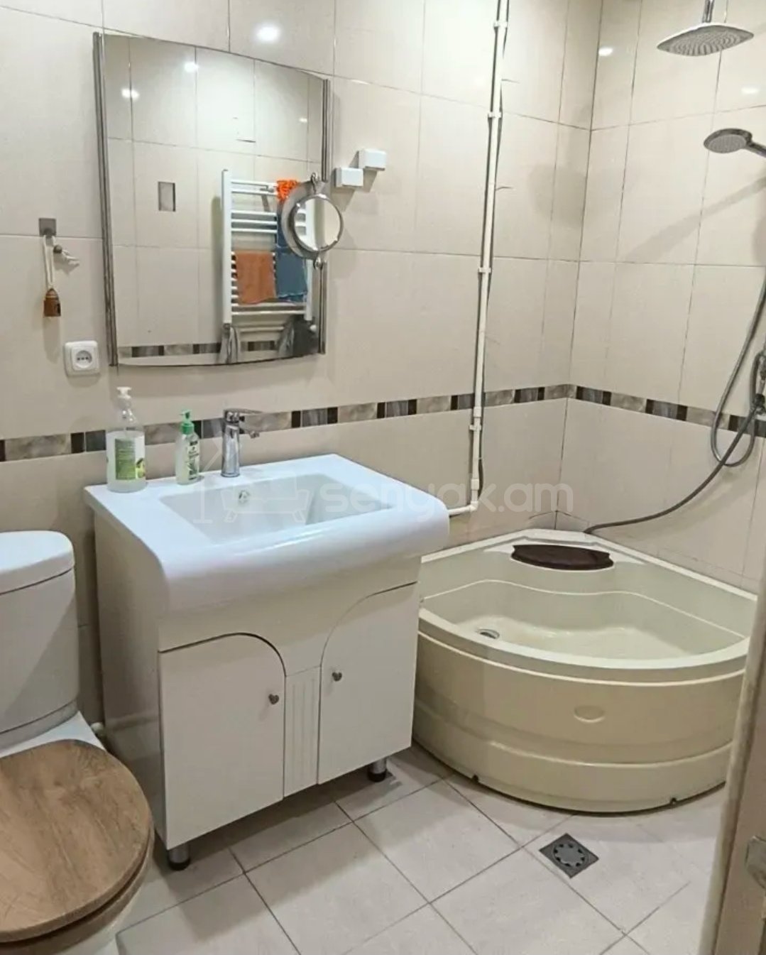 3 Սենյականոց Բնակարան Քարե Շենքում, 78քմ, 5/5 հարկ, Նորմալ Վիճակում