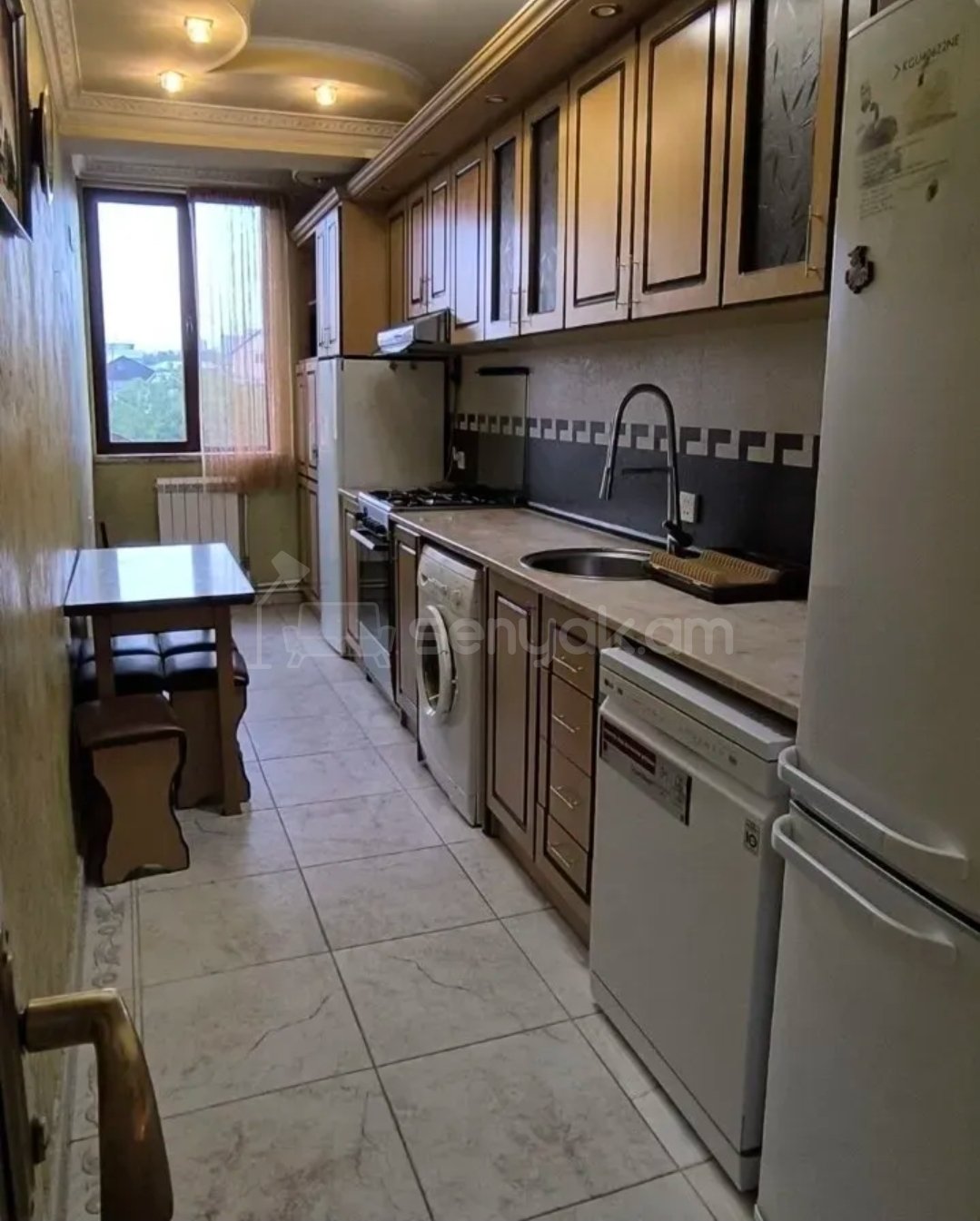 3 Սենյականոց Բնակարան Քարե Շենքում, 78քմ, 5/5 հարկ, Նորմալ Վիճակում