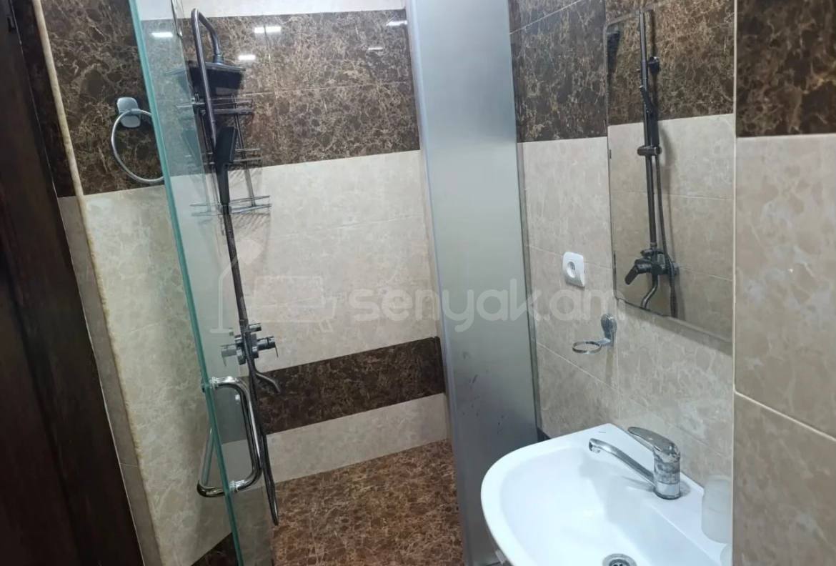 2 Սենյականոց Բնակարան Քարե Շենքում, 55քմ, 3/5 հարկ, Կապիտալ Վերանորոգված, Մասամբ Կահավորված