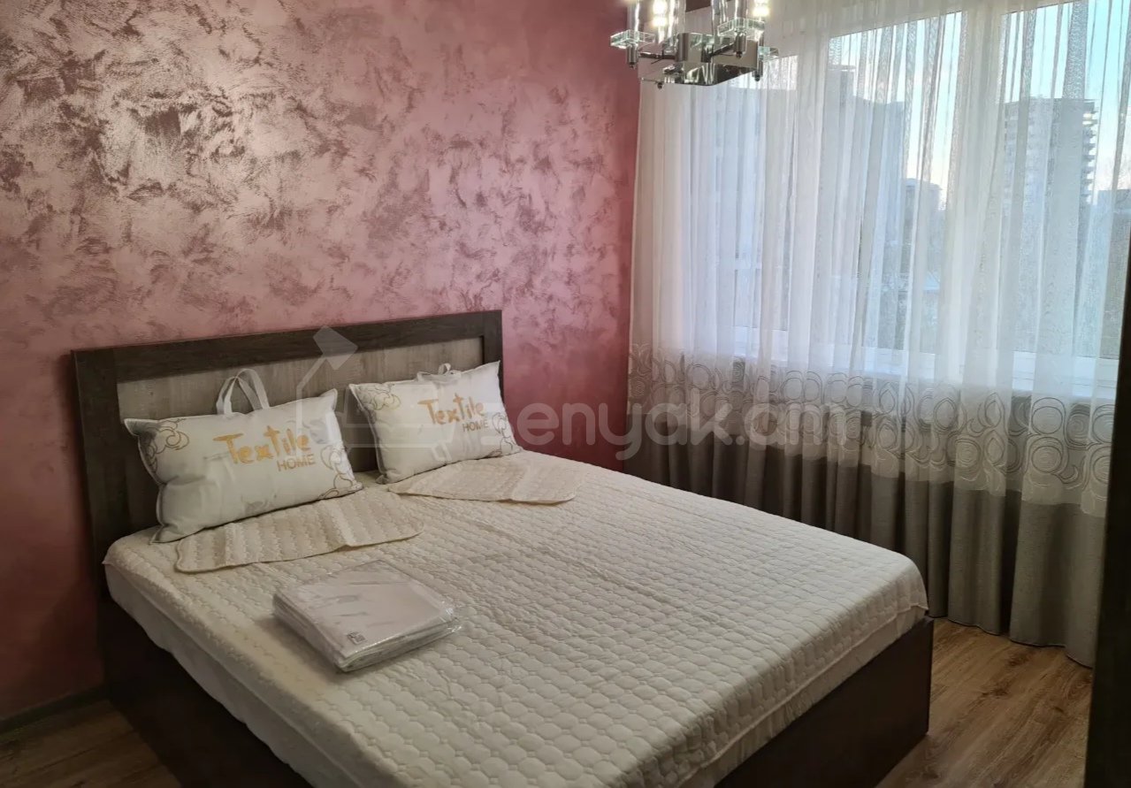 3 Սենյականոց Բնակարան, 70քմ, 3/12 հարկ, Նորմալ Վիճակում, Կահավորված