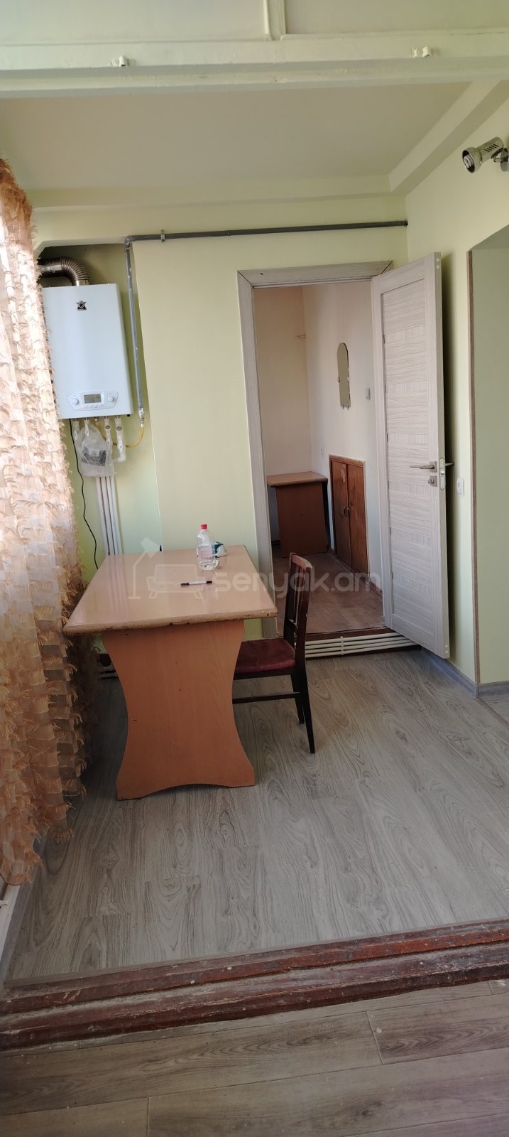 3 Սենյականոց Բնակարան Քարե Շենքում, 60քմ, 2/4 հարկ, Նորմալ Վիճակում, Կահավորված, Արևկող