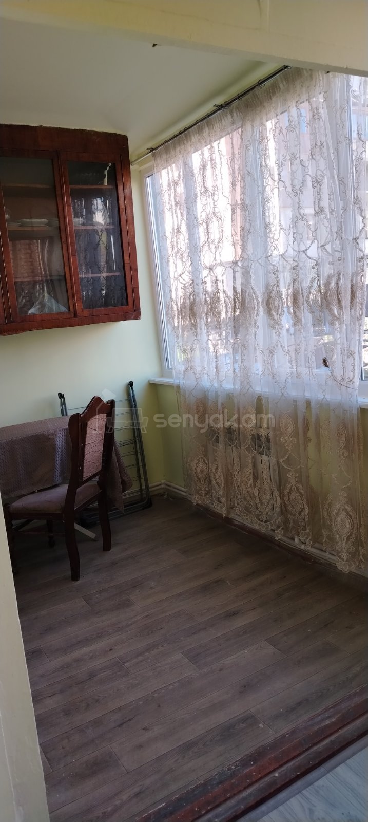 3 Սենյականոց Բնակարան Քարե Շենքում, 60քմ, 2/4 հարկ, Նորմալ Վիճակում, Կահավորված, Արևկող