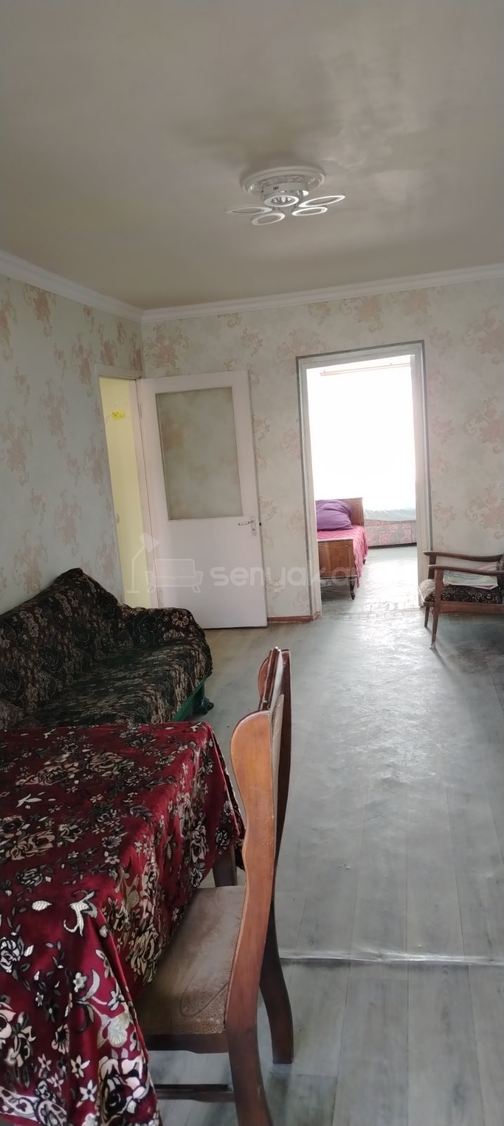 3 Սենյականոց Բնակարան Քարե Շենքում, 60քմ, 2/4 հարկ, Նորմալ Վիճակում, Կահավորված, Արևկող