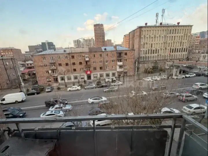 3 Սենյականոց Բնակարան Քարե Շենքում, 72քմ, 4/5 հարկ, Կոսմետիկ Վերանորոգված