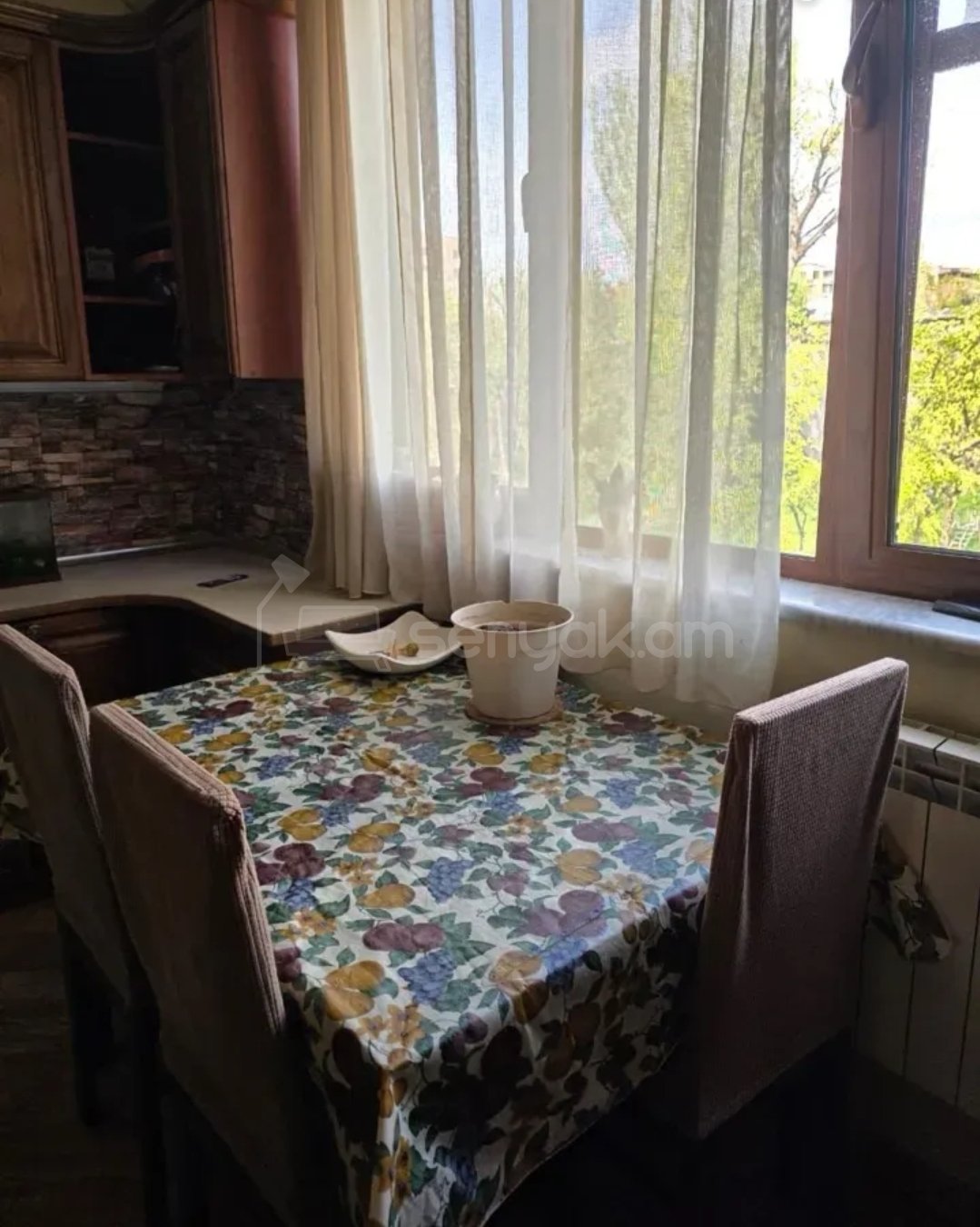 3 Սենյականոց Բնակարան Քարե Շենքում, 75քմ, 3/4 հարկ, Նորմալ Վիճակում, Կահավորված, Արևկող
