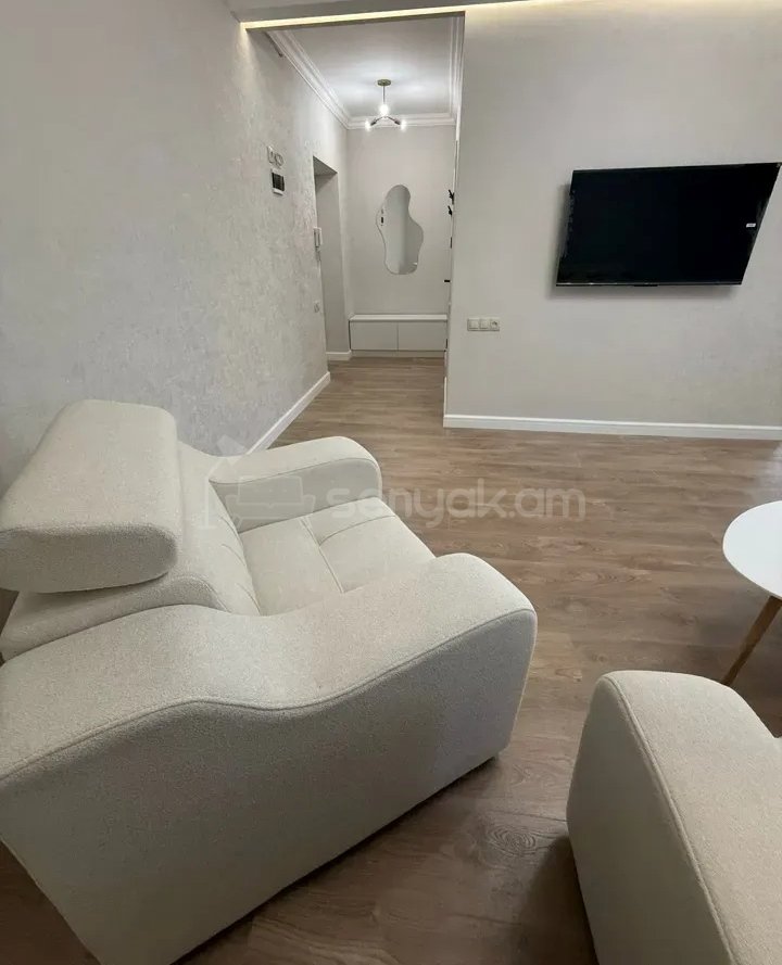 2 Սենյականոց Բնակարան Քարե Շենքում, 45քմ, 3/5 հարկ, Դիզայներական Վերանորոգված