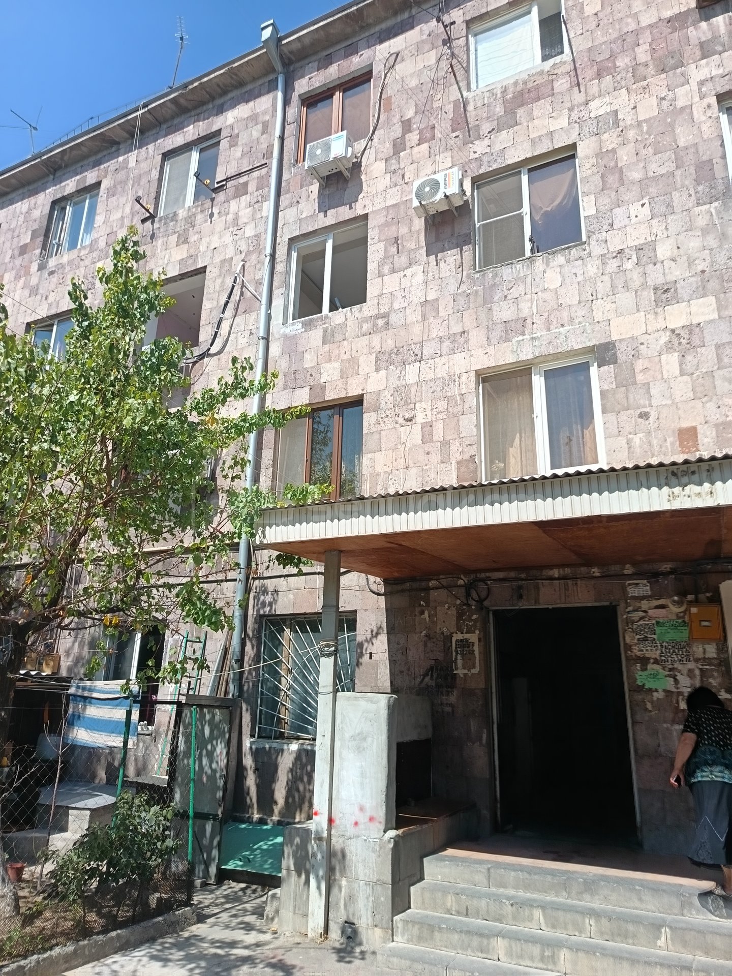 1 Սենյականոց Բնակարան Քարե Շենքում, 14քմ, 4/4 հարկ, Պետական Վիճակում
