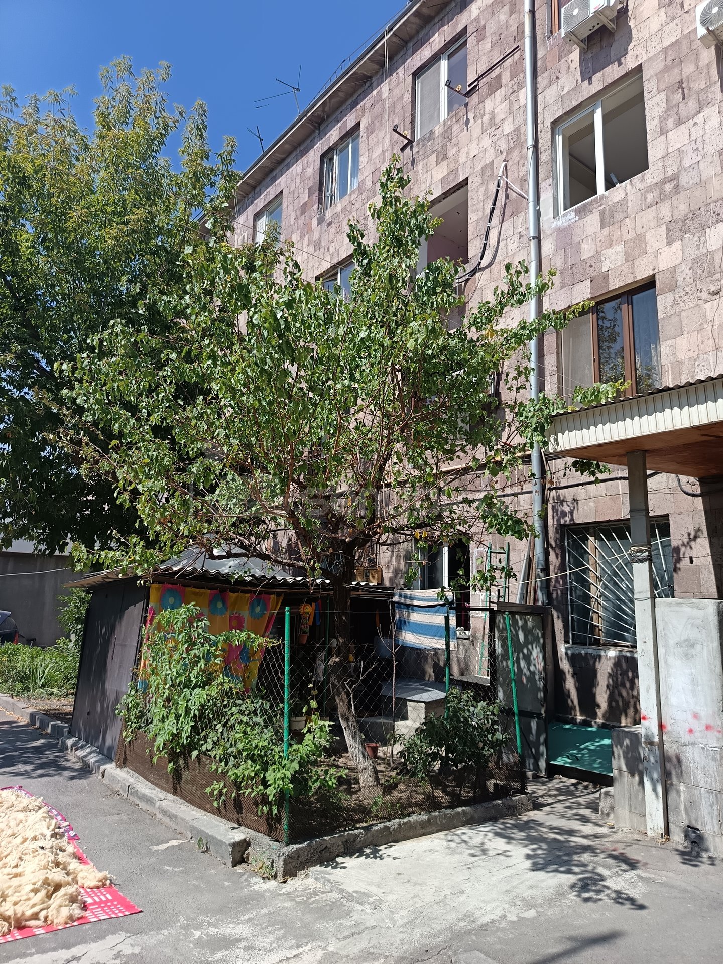 1 Սենյականոց Բնակարան Քարե Շենքում, 14քմ, 4/4 հարկ, Պետական Վիճակում