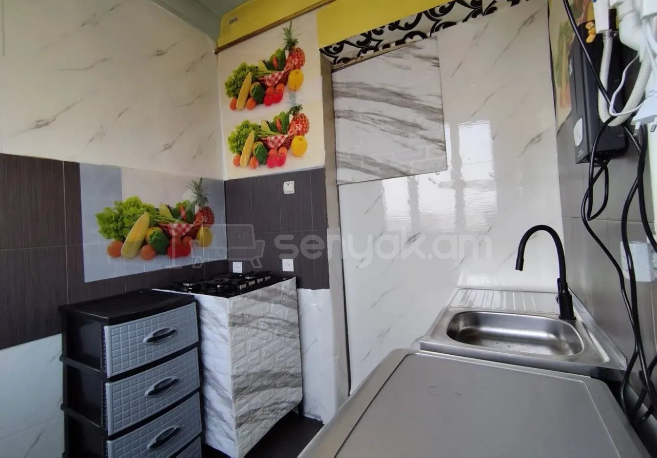 2 Սենյականոց Բնակարան Քարե Շենքում, 60քմ, 5/5 հարկ, Նորմալ Վիճակում, Կահավորված