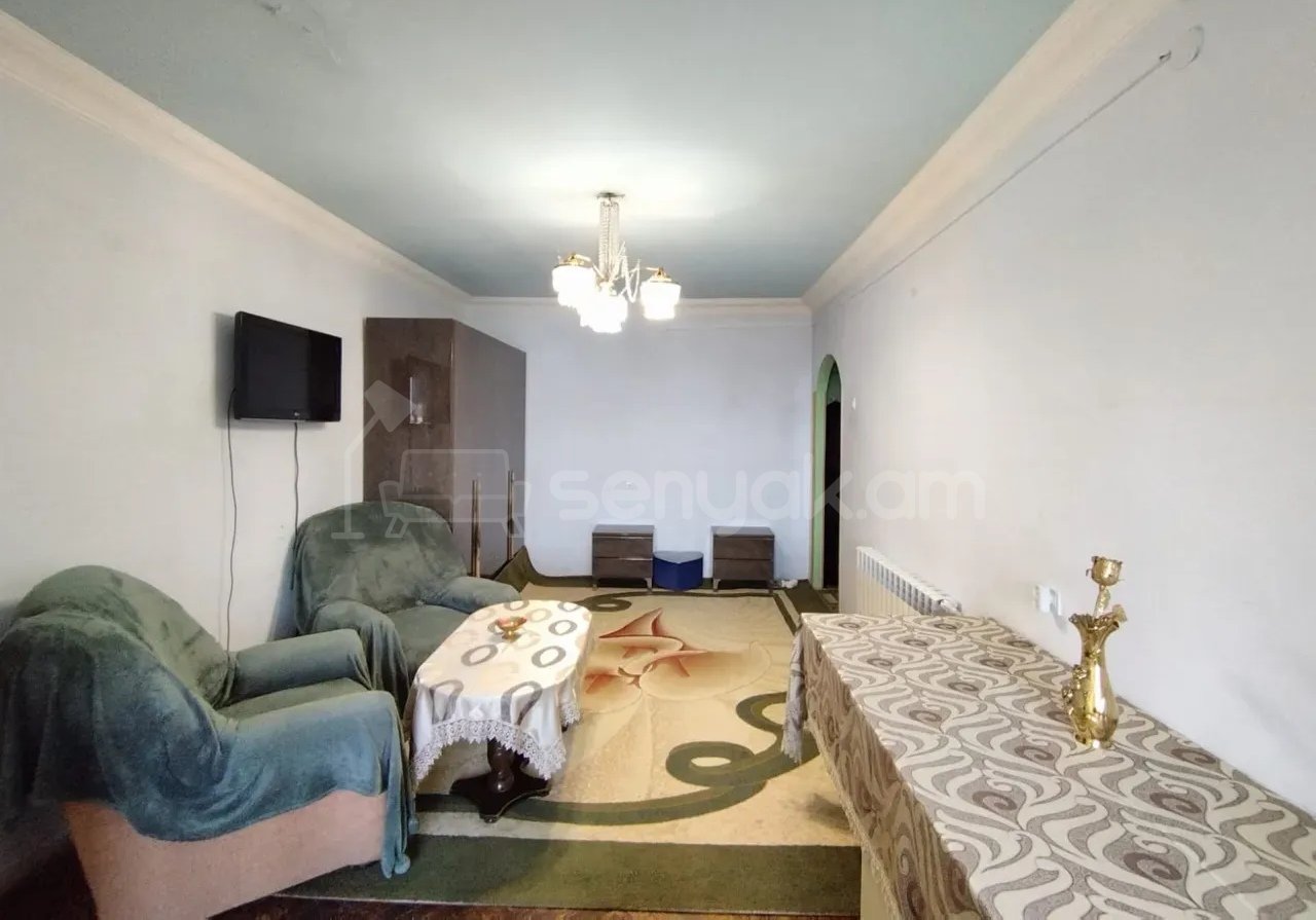 2 Սենյականոց Բնակարան Քարե Շենքում, 60քմ, 5/5 հարկ, Նորմալ Վիճակում, Կահավորված