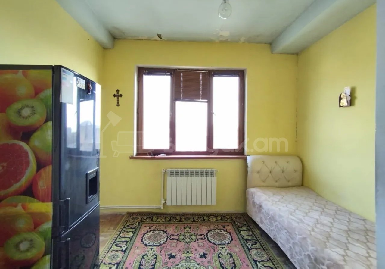 2 Սենյականոց Բնակարան Քարե Շենքում, 60քմ, 5/5 հարկ, Նորմալ Վիճակում, Կահավորված