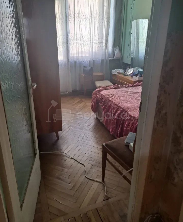 4 Սենյականոց Բնակարան Քարե Շենքում, 95քմ, 4/5 հարկ, Պետական Վիճակում