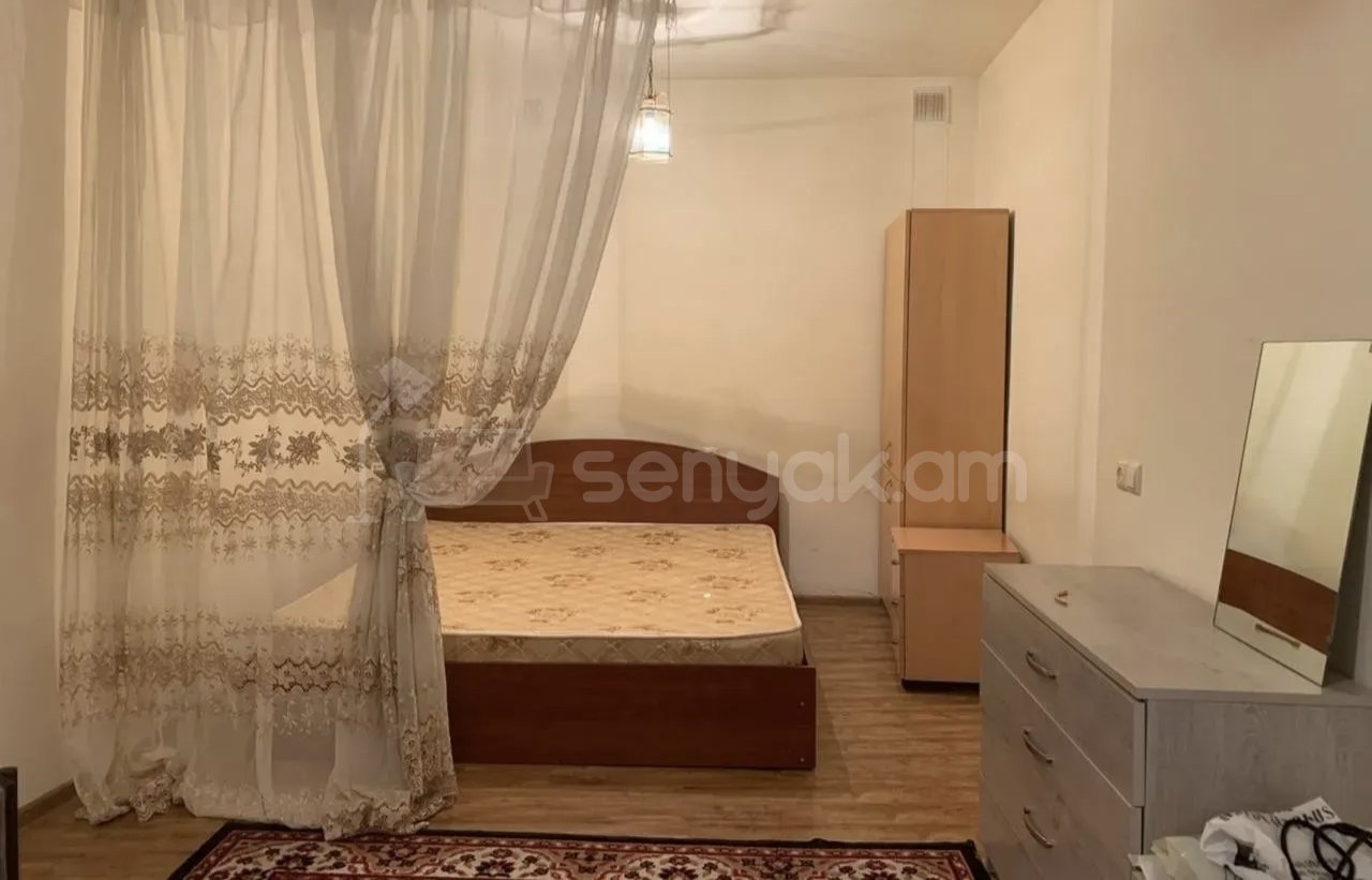 1 Սենյականոց Բնակարան Քարե Շենքում, 42քմ, 1/1 հարկ, Նորմալ Վիճակում, Կահավորված