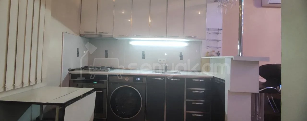 1 Սենյականոց Բնակարան Քարե Շենքում, 42քմ, 1/1 հարկ, Նորմալ Վիճակում, Կահավորված