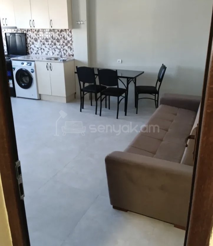 2 Սենյականոց Բնակարան Քարե Շենքում, 58քմ, 3/5 հարկ, Նորմալ Վիճակում, Կահավորված