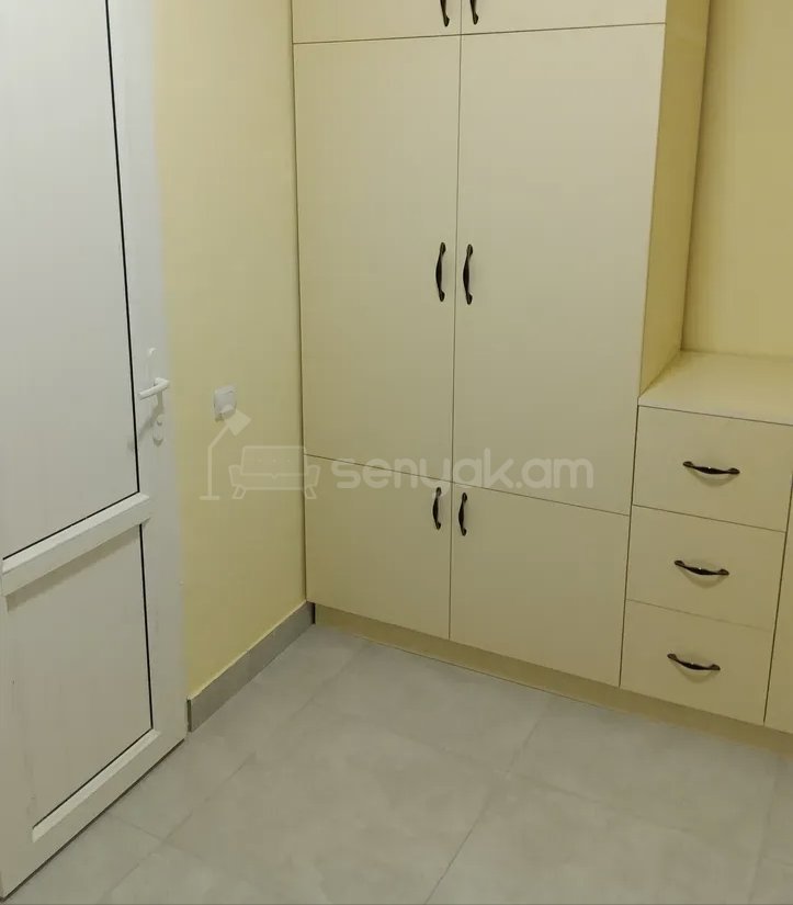 2 Սենյականոց Բնակարան Քարե Շենքում, 58քմ, 3/5 հարկ, Նորմալ Վիճակում, Կահավորված