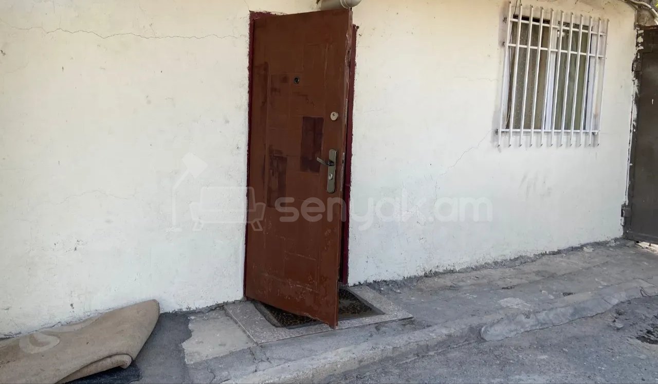 1 Սենյականոց Բնակարան Քարե Շենքում, 40քմ, 1/1 հարկ, Նորմալ Վիճակում, Կահավորված