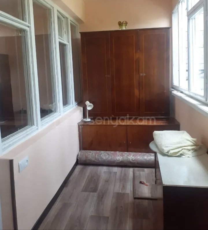 1 Սենյականոց Բնակարան Քարե Շենքում, 48քմ, 1/5 հարկ, Նորմալ Վիճակում, Կահավորված
