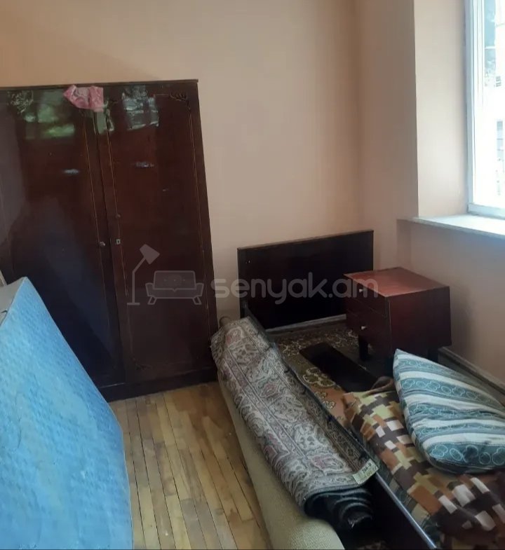 1 Սենյականոց Բնակարան Քարե Շենքում, 48քմ, 1/5 հարկ, Նորմալ Վիճակում, Կահավորված