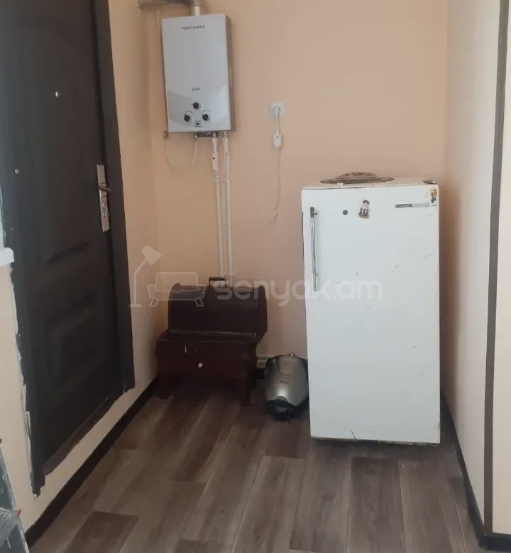 1 Սենյականոց Բնակարան Քարե Շենքում, 48քմ, 1/5 հարկ, Նորմալ Վիճակում, Կահավորված