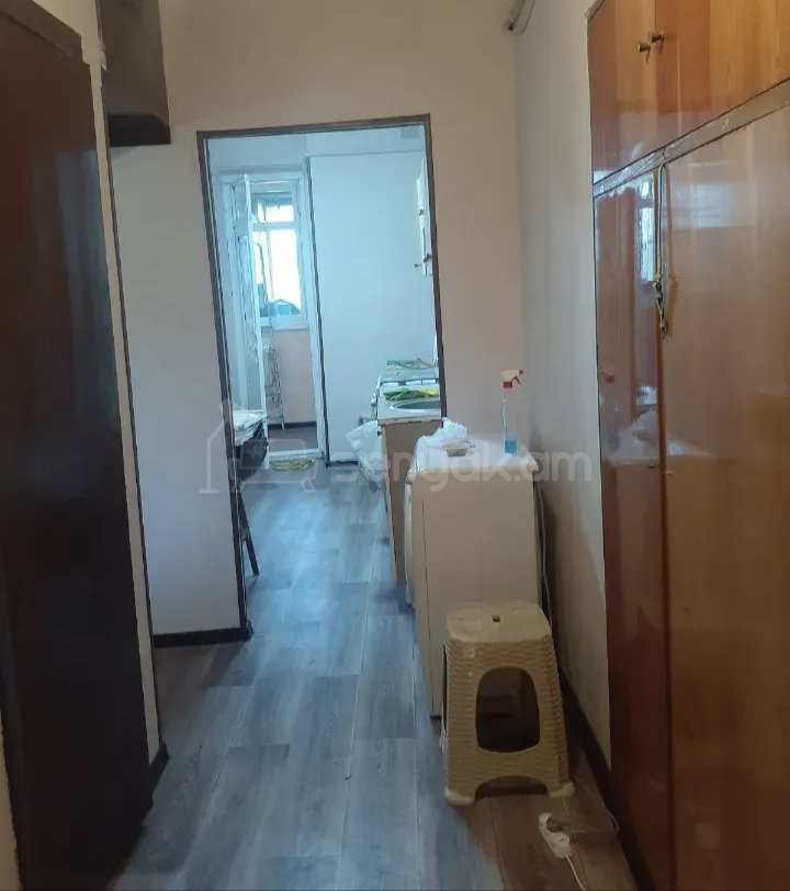 1 Սենյականոց Բնակարան Քարե Շենքում, 48քմ, 1/5 հարկ, Նորմալ Վիճակում, Կահավորված