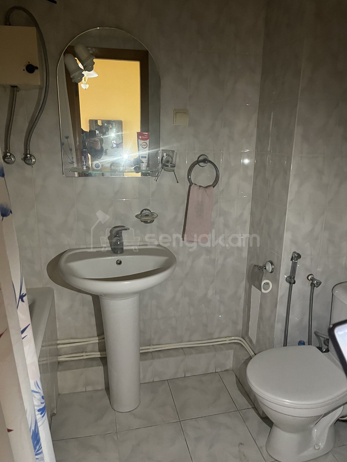 1 Սենյականոց Բնակարան Քարե Շենքում, 45քմ, 10/10 հարկ, Նորմալ Վիճակում