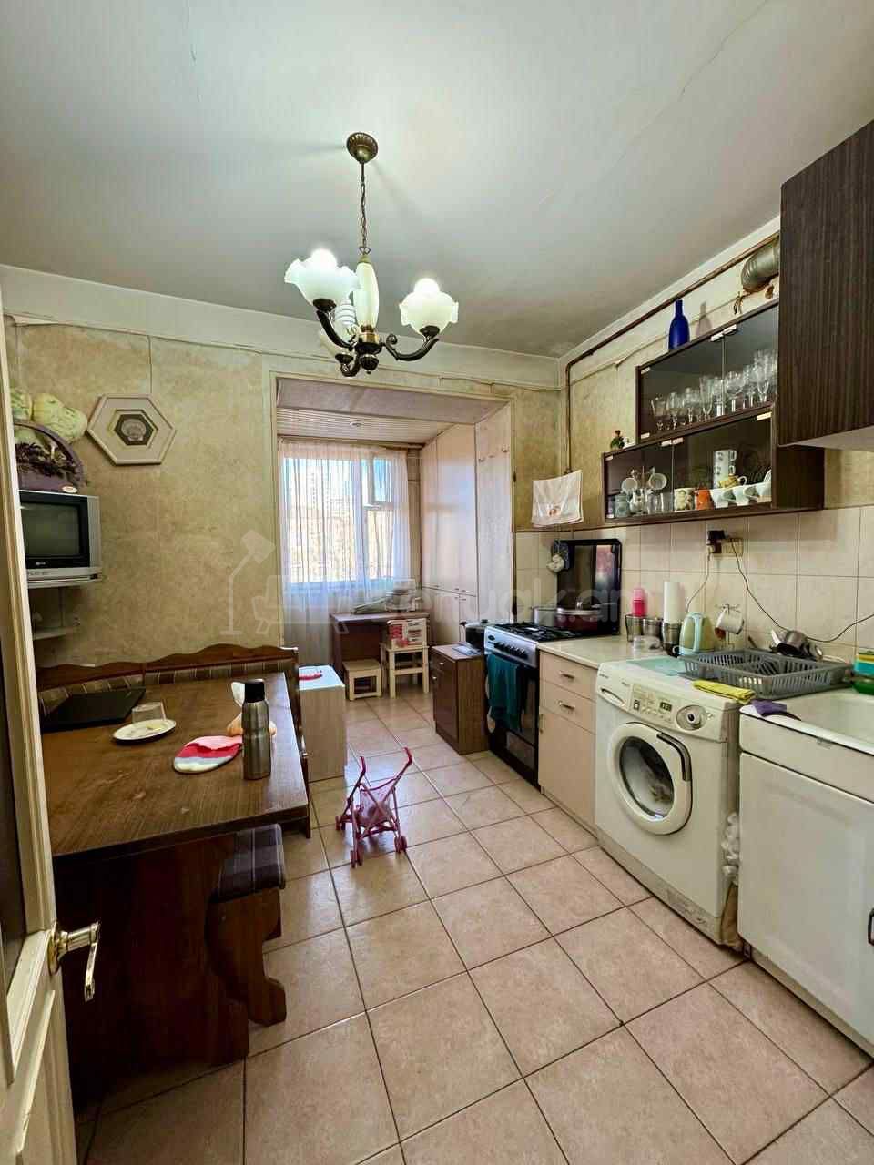 3 Սենյականոց Բնակարան Քարե Շենքում, 76քմ, 4/5 հարկ, Նորմալ Վիճակում