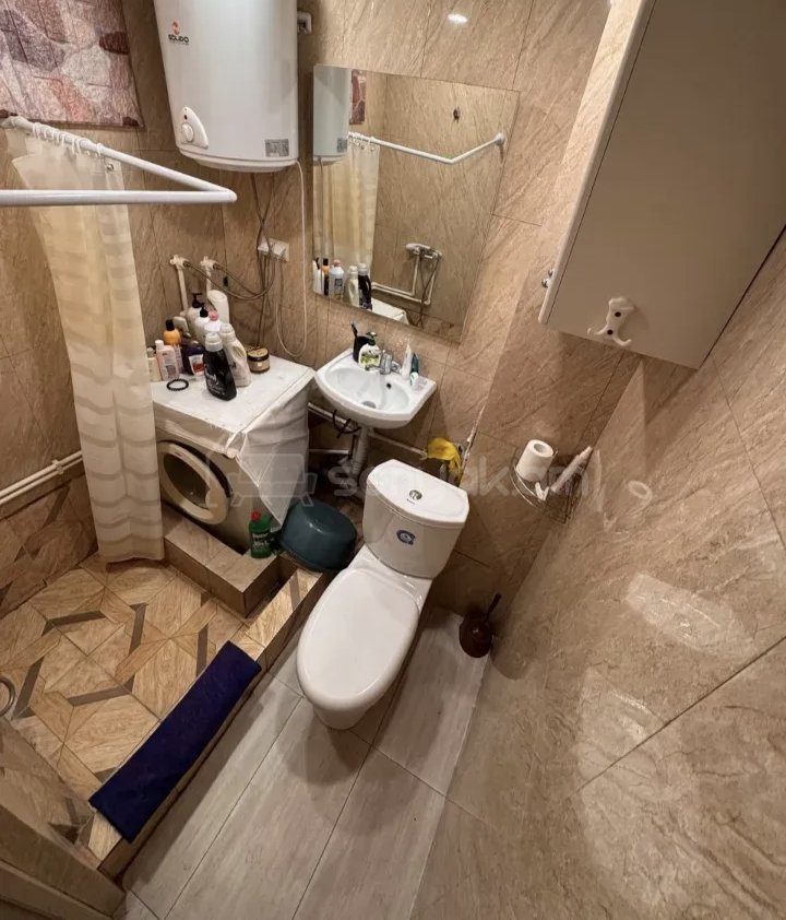 1 Սենյականոց Բնակարան Քարե Շենքում, 42քմ, 2/4 հարկ, Նորմալ Վիճակում, Կահավորված, Արևկող