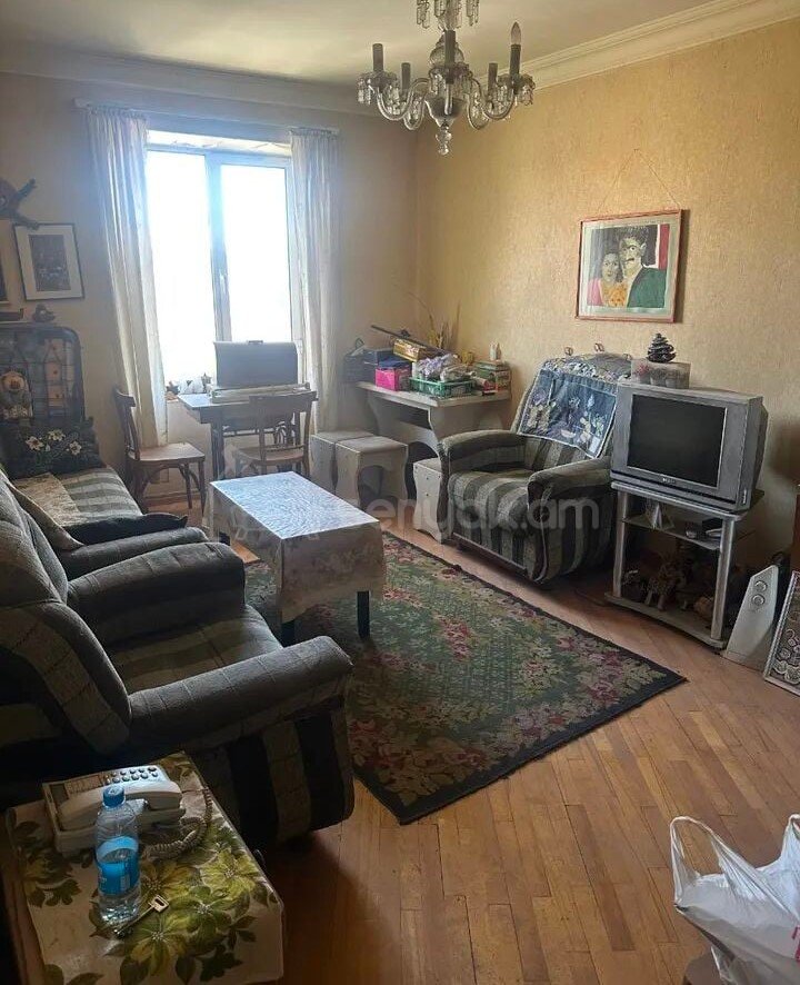 1 Սենյականոց Բնակարան Քարե Շենքում, 30քմ, 5/5 հարկ, Նորմալ Վիճակում