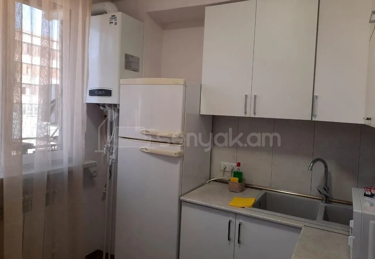 1 Սենյականոց Բնակարան Քարե Շենքում, 43քմ, 5/7 հարկ, Կապիտալ Վերանորոգված