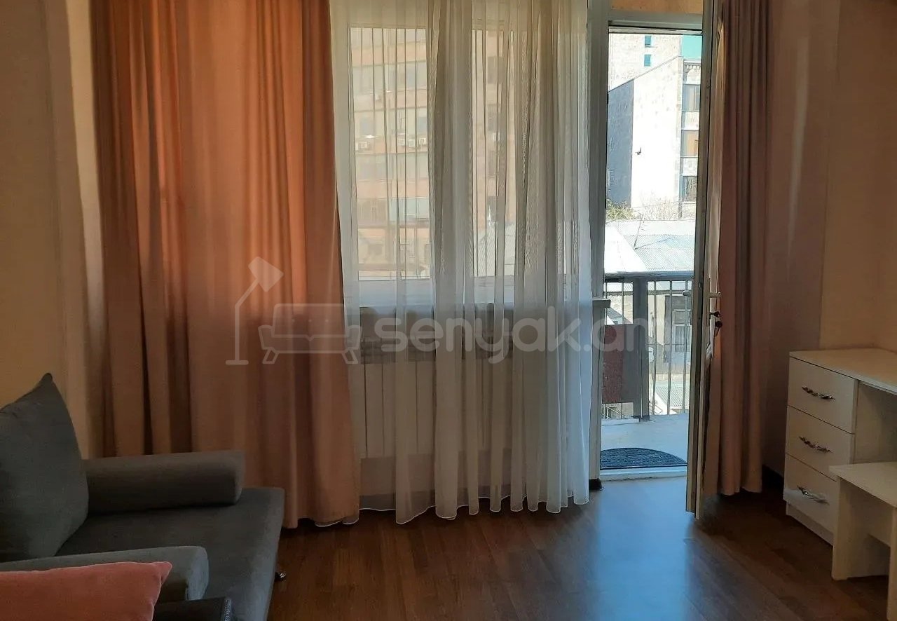 1 Սենյականոց Բնակարան Քարե Շենքում, 43քմ, 5/7 հարկ, Կապիտալ Վերանորոգված