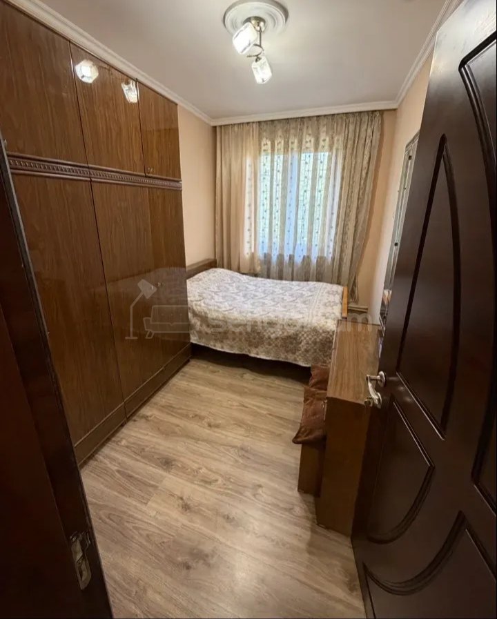 3 Սենյականոց Բնակարան Քարե Շենքում, 80քմ, 1/5 հարկ, Նորմալ Վիճակում, Կահավորված