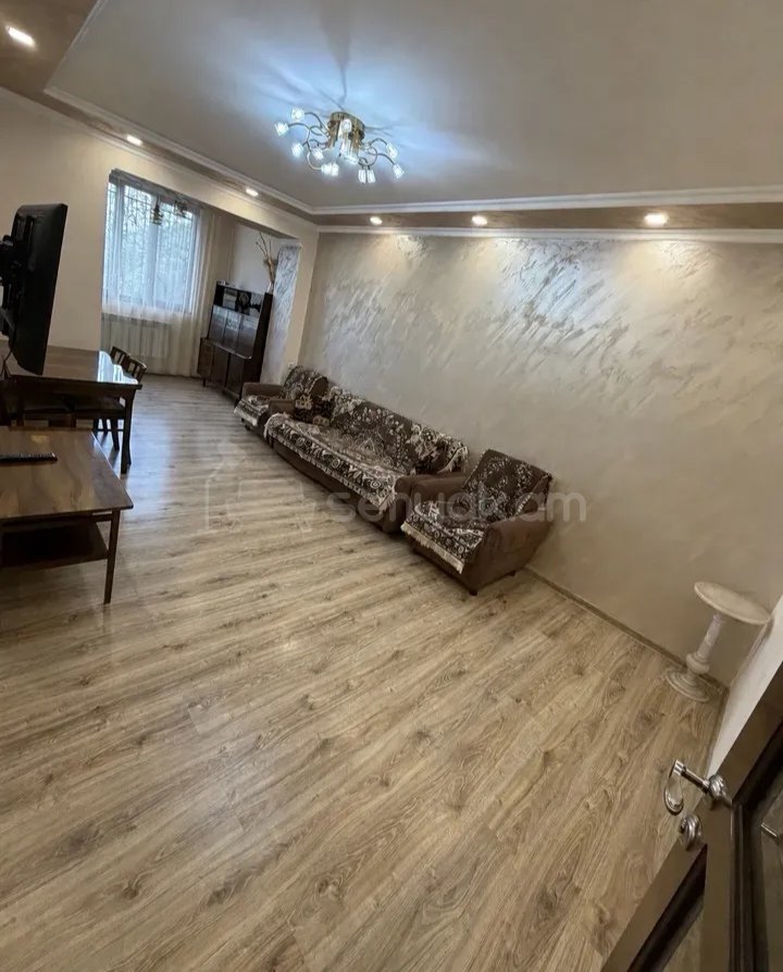 3 Սենյականոց Բնակարան Քարե Շենքում, 80քմ, 1/5 հարկ, Նորմալ Վիճակում, Կահավորված
