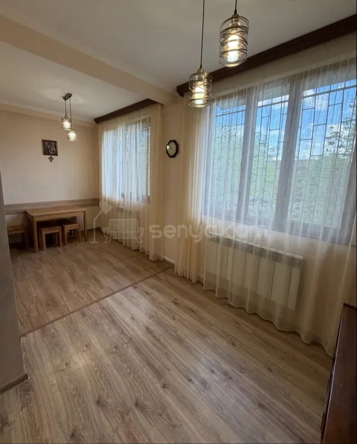 3 Սենյականոց Բնակարան Քարե Շենքում, 80քմ, 1/5 հարկ, Նորմալ Վիճակում, Կահավորված