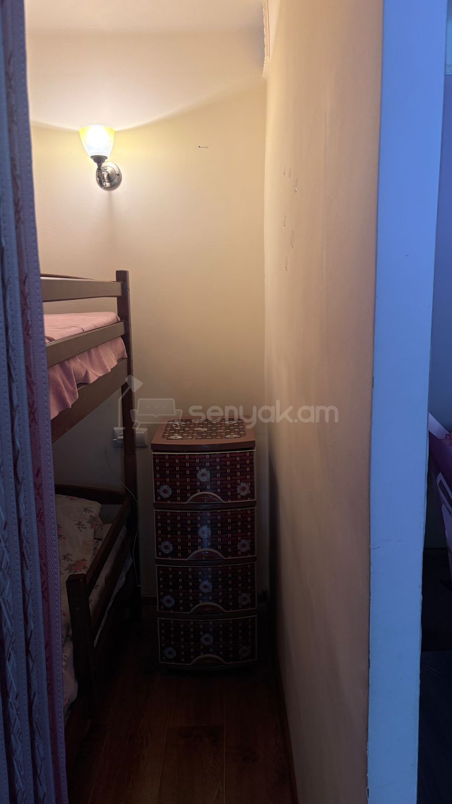 1 Սենյականոց Բնակարան Քարե Շենքում, 30քմ, 3/4 հարկ, Նորմալ Վիճակում