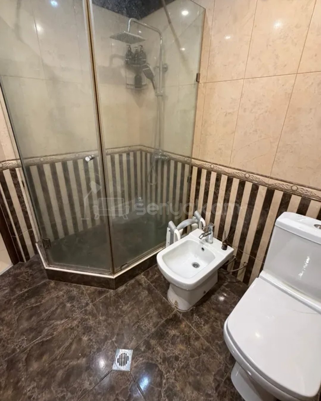 4 Սենյականոց Բնակարան Քարե Շենքում, 100քմ, 3/4 հարկ, Կապիտալ Վերանորոգված