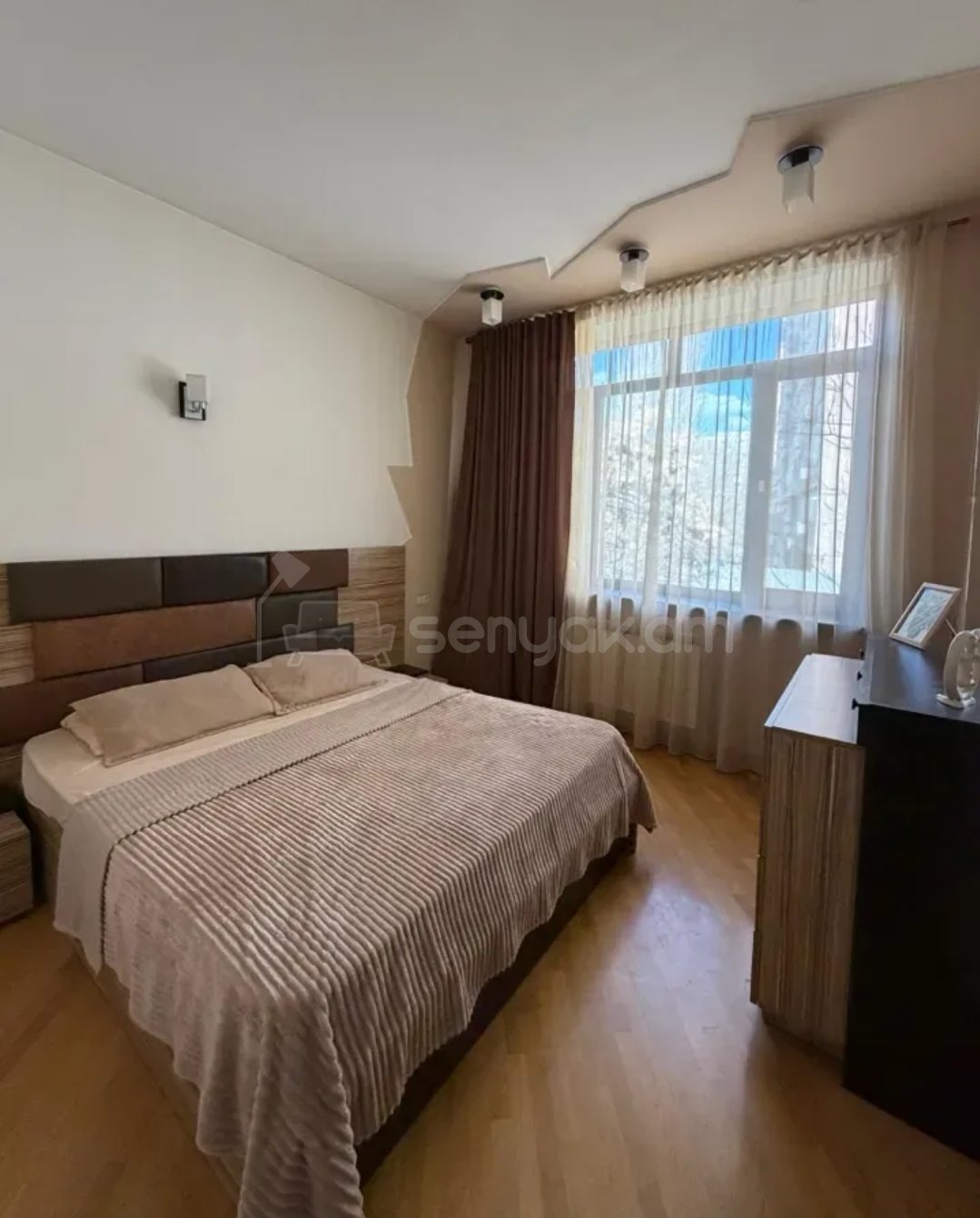 4 Սենյականոց Բնակարան Քարե Շենքում, 100քմ, 3/4 հարկ, Կապիտալ Վերանորոգված