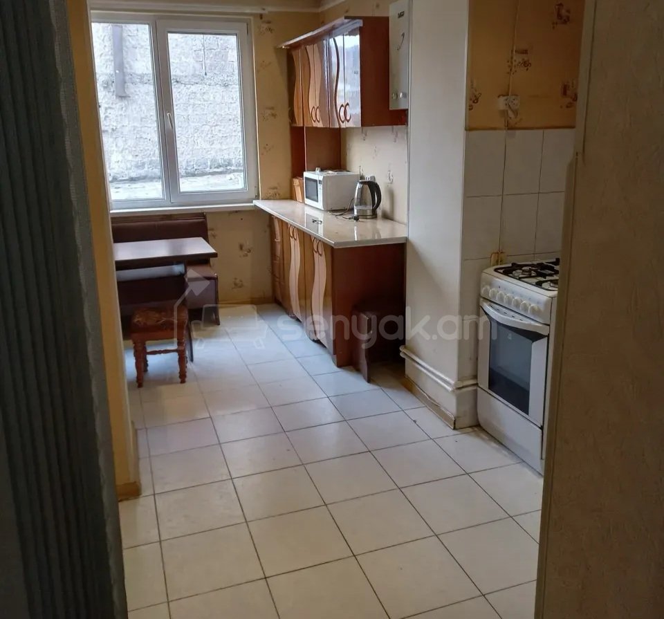 3 Սենյականոց Բնակարան Քարե Շենքում, 70քմ, 2/4 հարկ, Կապիտալ Վերանորոգված, Կահավորված