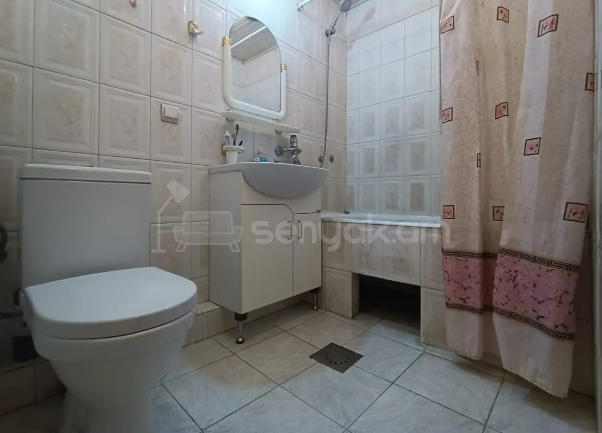 2 Սենյականոց Բնակարան Քարե Շենքում, 55քմ, 5/5 հարկ, Կապիտալ Վերանորոգված