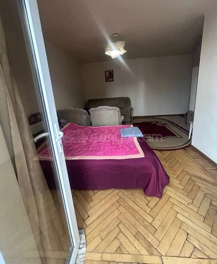 1 Սենյականոց Բնակարան Քարե Շենքում, 30քմ, 2/4 հարկ, Նորմալ Վիճակում