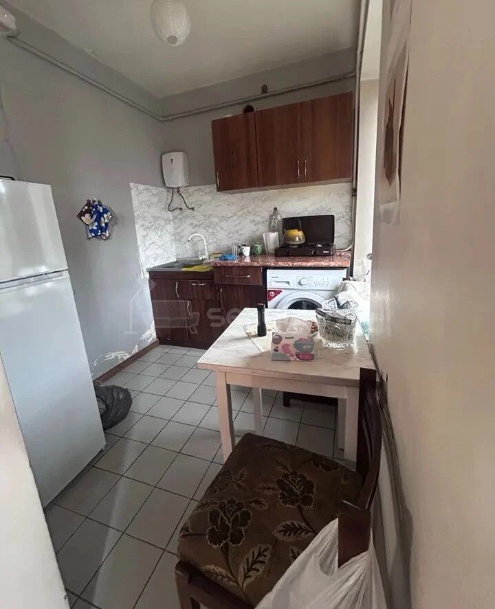 1 Սենյականոց Բնակարան Քարե Շենքում, 30քմ, 2/4 հարկ, Նորմալ Վիճակում