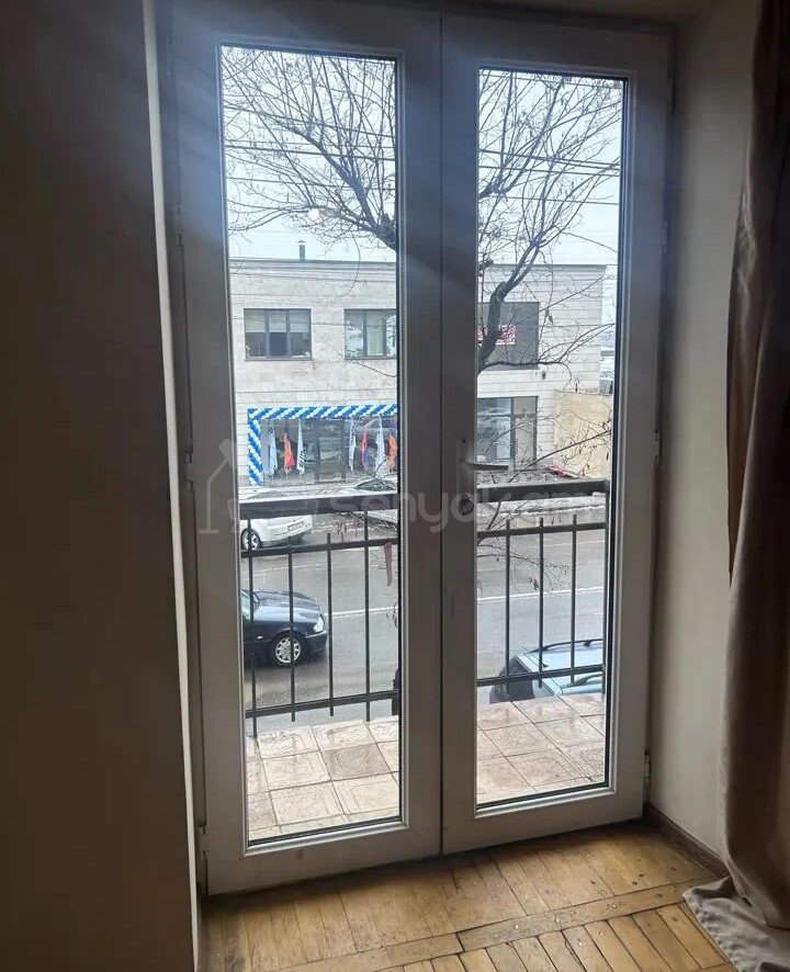 1 Սենյականոց Բնակարան Քարե Շենքում, 30քմ, 2/4 հարկ, Նորմալ Վիճակում