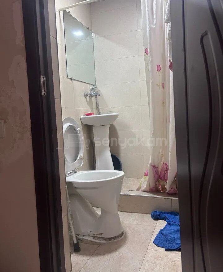 1 Սենյականոց Բնակարան Քարե Շենքում, 30քմ, 2/4 հարկ, Նորմալ Վիճակում