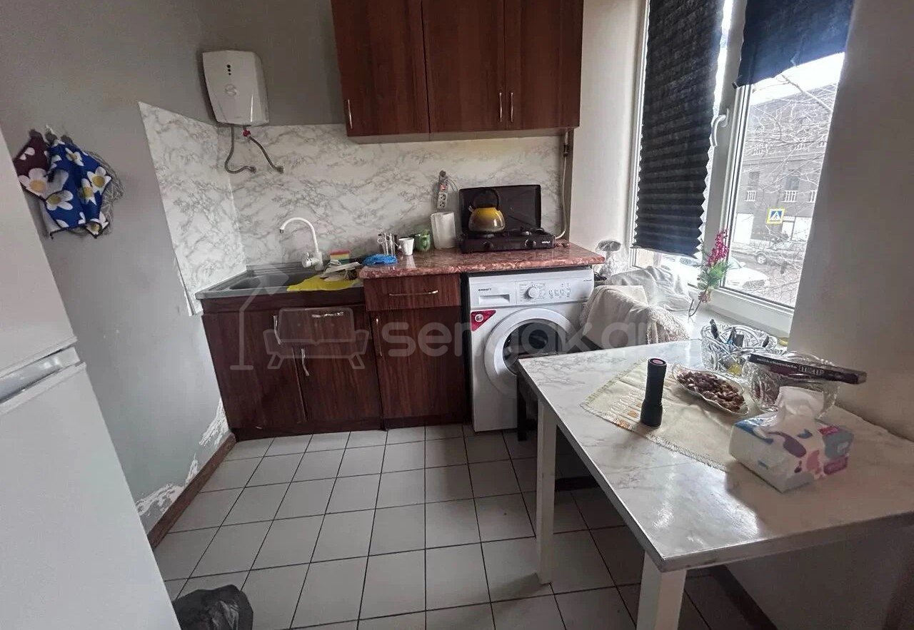 1 Սենյականոց Բնակարան Քարե Շենքում, 30քմ, 2/4 հարկ, Նորմալ Վիճակում