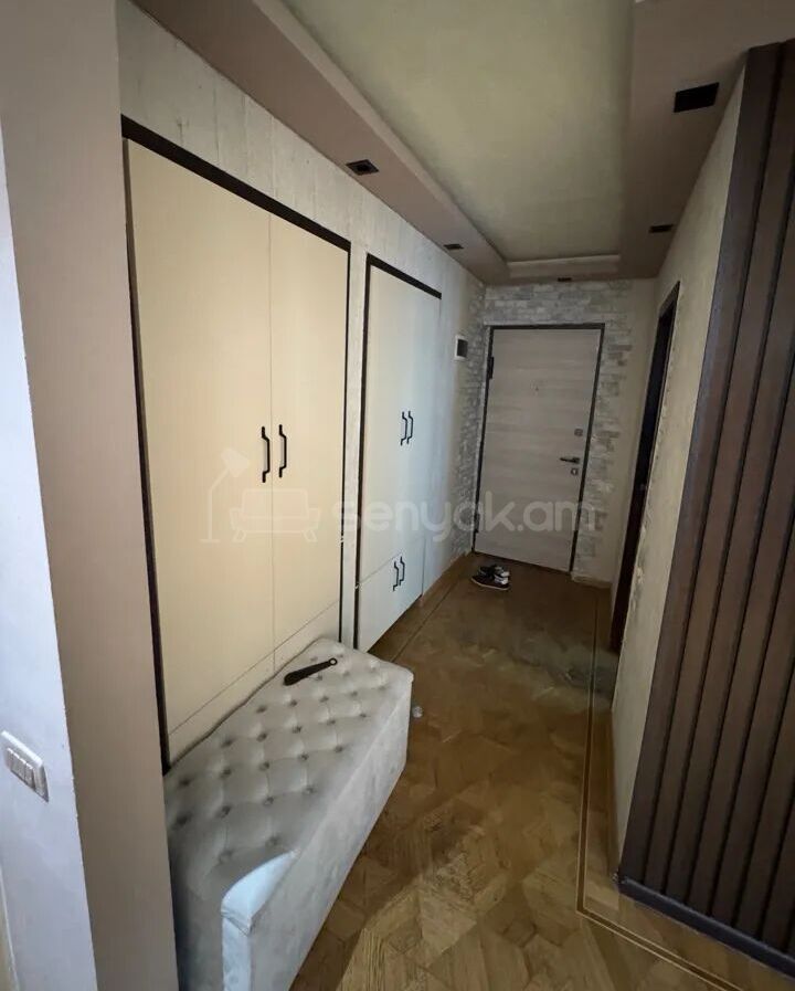 3 Սենյականոց Բնակարան Քարե Շենքում, 72քմ, 2/5 հարկ, Կապիտալ Վերանորոգված