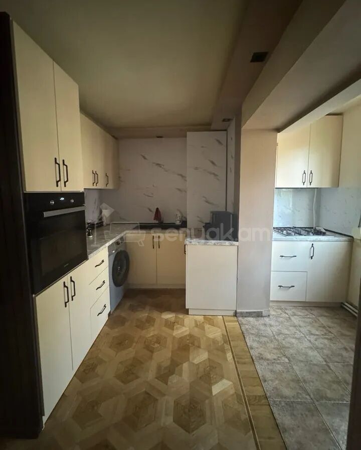 3 Սենյականոց Բնակարան Քարե Շենքում, 72քմ, 2/5 հարկ, Կապիտալ Վերանորոգված