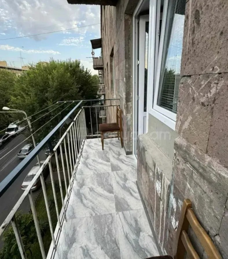 1 Սենյականոց Բնակարան Քարե Շենքում, 33քմ, 4/4 հարկ, Կապիտալ Վերանորոգված, Կահավորված