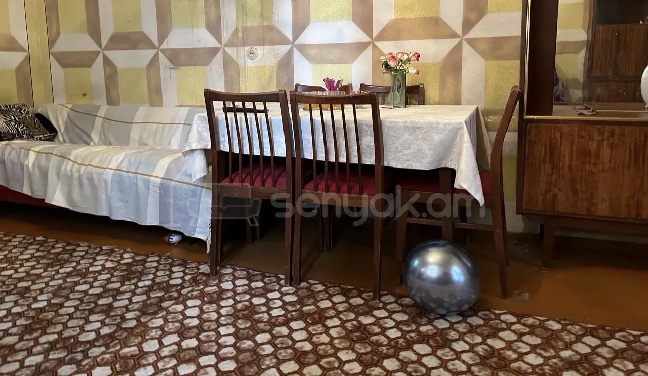 3 Սենյականոց Բնակարան Քարե Շենքում, 45քմ, 3/5 հարկ, Նորմալ Վիճակում, Կահավորված, Արևկող